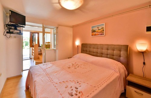 Mihotici Apartment | Lovely apartment for 8 people with private pool, WIFI, TV, terrace and pets allowed