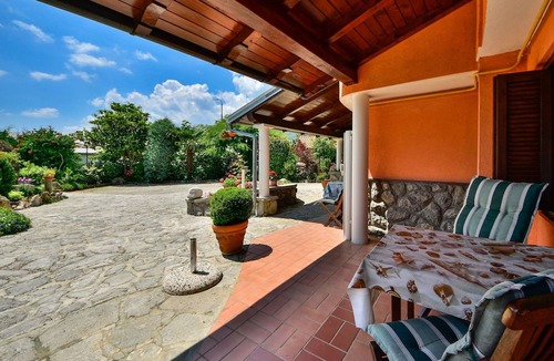 Mihotici Apartment | Lovely apartment for 8 people with private pool, WIFI, TV, terrace and pets allowed