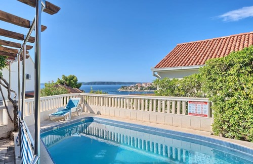 Businci Apartment | Wohnung in Okrug Gornji mit Privatem Pool by Interhome