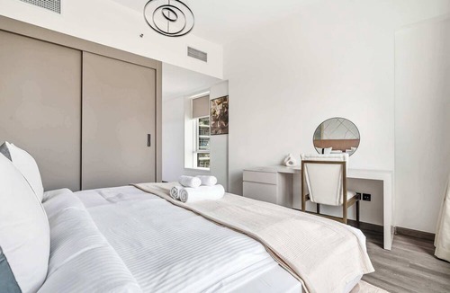 Jumeirah Lake Towers Apartment | StayShort - Trendy 1BR in JLT that Sleeps 4 with Lake Views!