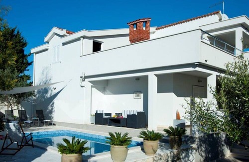 Businci House | Charmante Villa Layla mit Meerblick und Pool by Interhome
