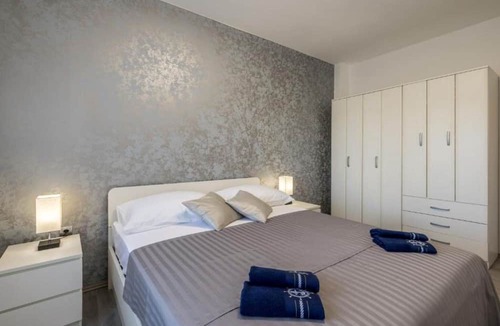Kastel Kambelovac Apartment | One-Bedroom Apartment With Garden View