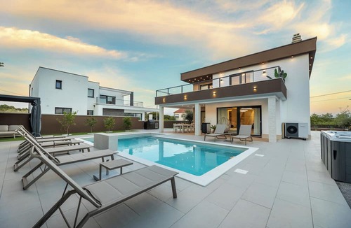 Linardici Villa | Villa Azoria with pool and jacuzzi (Kvarner - Žgaljići)