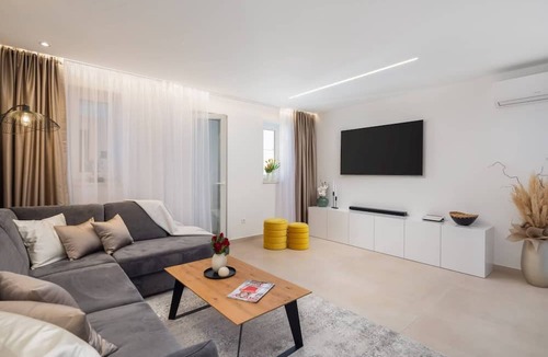 Split Apartment | Luxury Apartment Silvery Split with Sauna, Jacuzzi