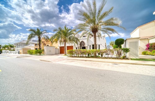 Palm Jumeirah Villa | Seaside 5BR Villa with Assist Room and Beach Access on Frond E Palm Jumeirah
