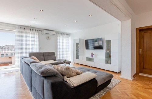 Kastel Kambelovac Apartment | Apartment Merita - Two Bedroom Apartment with Balcony