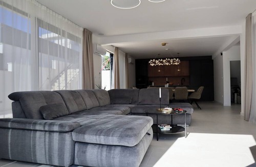 Rogac House | Charming 4-bedroom house with AC, WiFi and swimmingpool