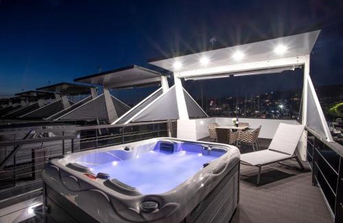 Seca Boat Rental | Houseboat with roof terrace and hot tub