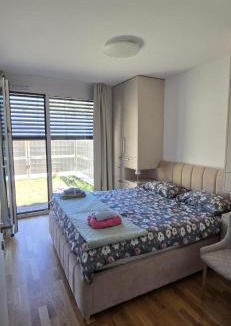 Postojna Apartment | Sunlit Oasis Garden
