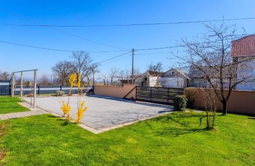 Zasadbreg Apartment | Timber Cottage With Pool - Happy Rentals