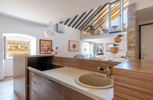 Grad Apartment | LUXE LOFT 3BR Apartment with beautiful view by Irundo