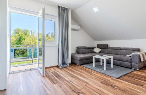 Desinic House | The Blue House with Sauna & Jacuzzi - Happy Rentals