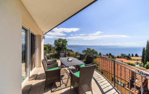 Ika Apartment | Beautiful Apartment In Ika With Outdoor Swimming Pool