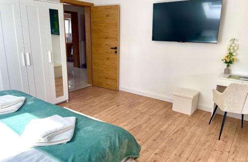 Licko Lesce Apartment | Filuma Suite - Riverside Terrace on Gacka River