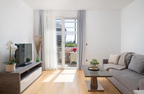 Petrcane Apartment | Sunny resort apartment with pool access