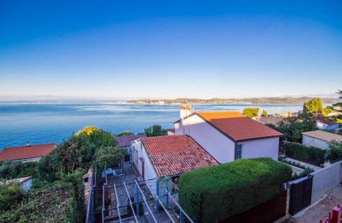 Crveni Vrh Apartment | Apartment Crveni - a three bedroom apartment with a stunning sea view