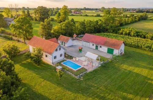 Rugvica House | Green Oasis Estate with Private Pool and Backyard near Zagreb