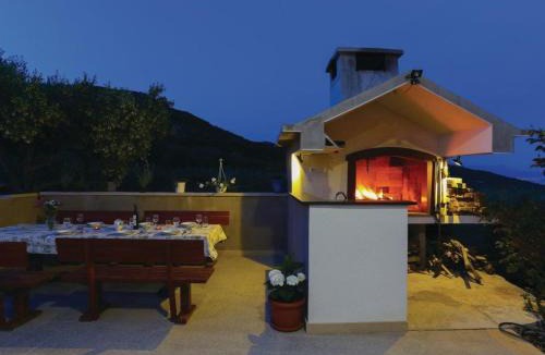 Kastel Stafilic House | Holiday Home Villa Rimac in Kastel Stafilic mit Garten- Grill by Interhome