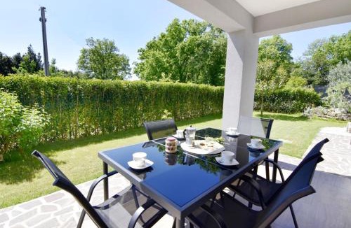 Cepljani Apartment | Relaxing holiday home with shared pool