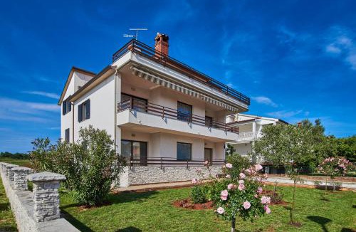 Murine Apartment | Lovely roses