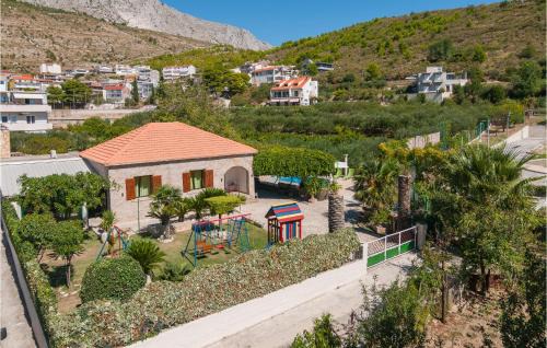 Dugi Rat House | Awesome Home In Dugi Rat With Wifi