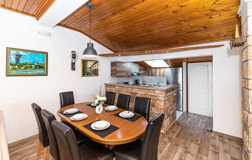 Kastel Stafilic Apartment | Amazing Apartment In Kastel Stafilic With Sauna