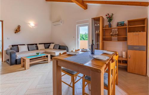 Loborika House | Lovely Home In Marcana