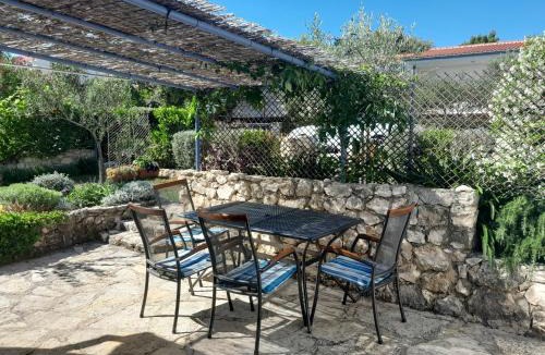 Petrcane Apartment | Charming holiday apartment near beach