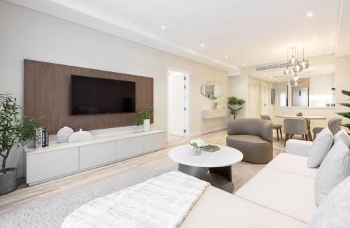 Palm Jumeirah Apartment | Elegantly Renovated 1BR Apartment at 5 Star Resort