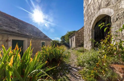 Lokva Rogoznica Apartment | Renovated Old Stone House