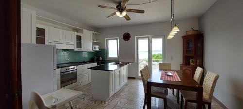 Kastel Stari Apartment | A1 za 6 osoba s pogledom sa dva balkona na more i otoke