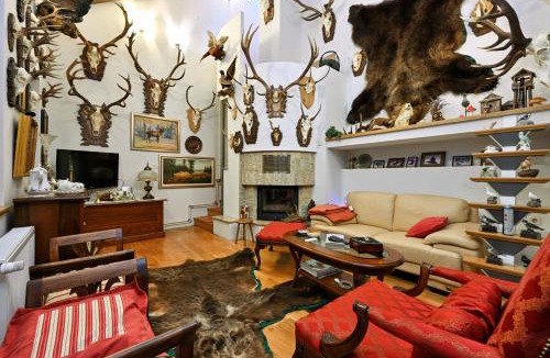 Velika Pisanica House | Hunting Lodge Hills Retreat - Happy Rentals
