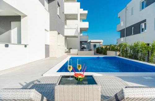 Zrce Apartment | Apartments & Rooms Pool Villas Maris