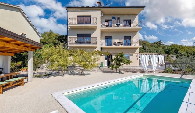 Pool And Garden Apartment Happy Sound