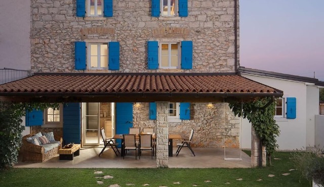 Villa Flavia Traditional stone house with a pool