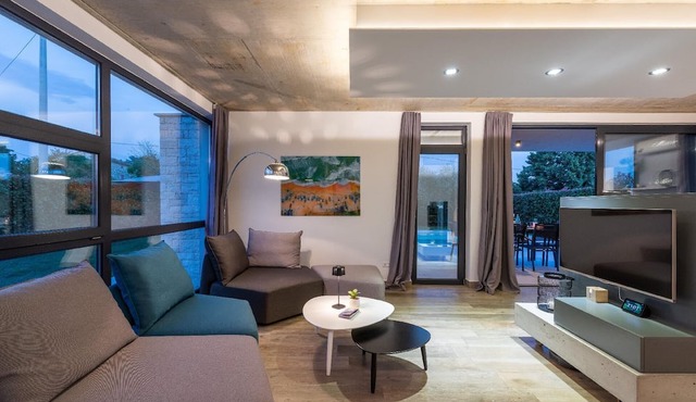 Holiday home in Dračevac with large pool
