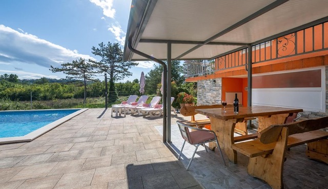 House Orange- Family Friendly Location with Pool and Close to the Sea