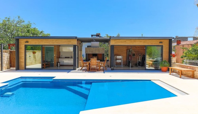Beautiful Home in Kastel Stari With Jacuzzi, Wifi and 2 Bedrooms