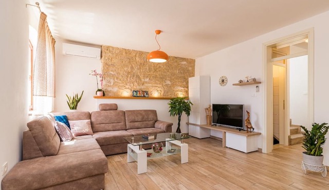 Holiday home "Pietra" with hot tub in Galizana