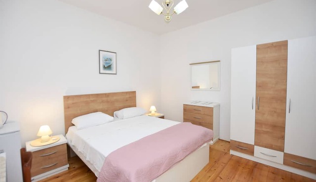 Apartments and Rooms Jakov
