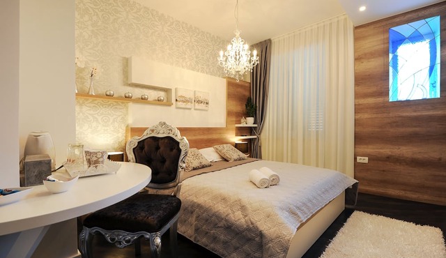 Silver & Gold Luxury Rooms
