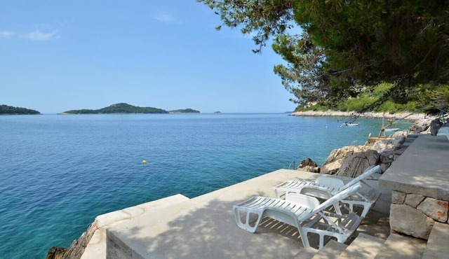 One bedroom apartment near beach Prižba, Korčula (A-23708-c)