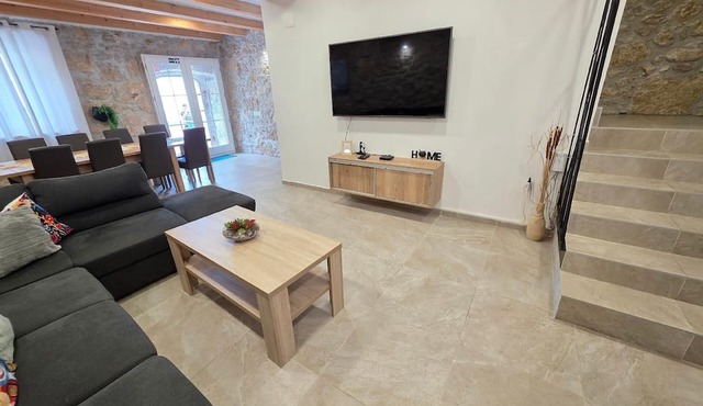 Stone house with private outdoor pool in Tribalj