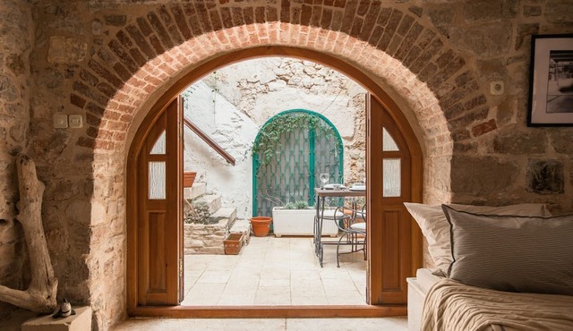 Pharos Stone Retreat | Historic Courtyard Cottage in Stari Grad