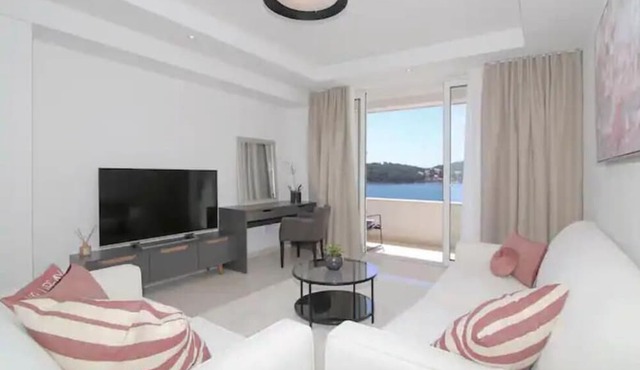 M Apartment 5- SeaView+Parking