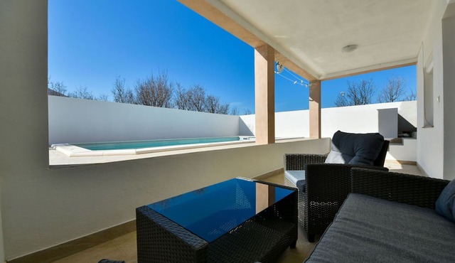 Stunning private villa for 10 people with A/C, private pool, WIFI, TV, terrace and parking