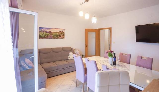 Apartment Vesna near beach with balcony