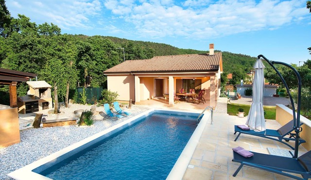 Eine Oase am Meer mit Privatem Pool und Bezauberndem Garten