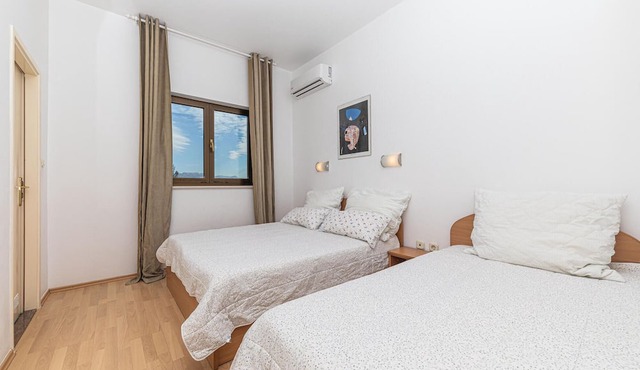 Beautiful apartment in Kastel Stafilic with WiFi