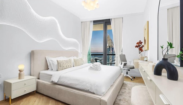 Luxury 2BR w/Skyline and Sea Views, Near Burj Khalifa & Dubai Mall in Downtown